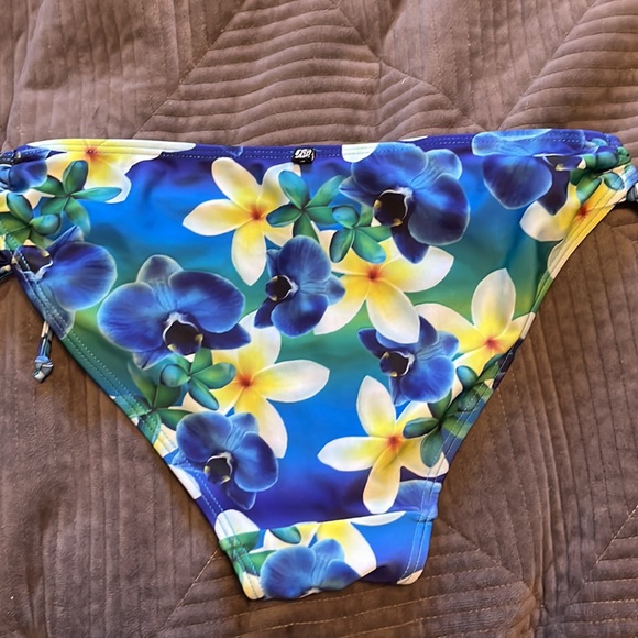 Takini swim Top and Bikini Bottom - Picture 5 of 5
